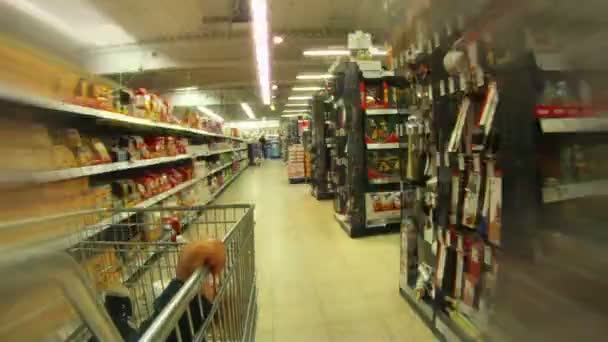 Baba ve küçük çocuk markete alışveriş — Stok video