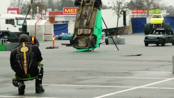 Car crushing at stunt show — Stock Video