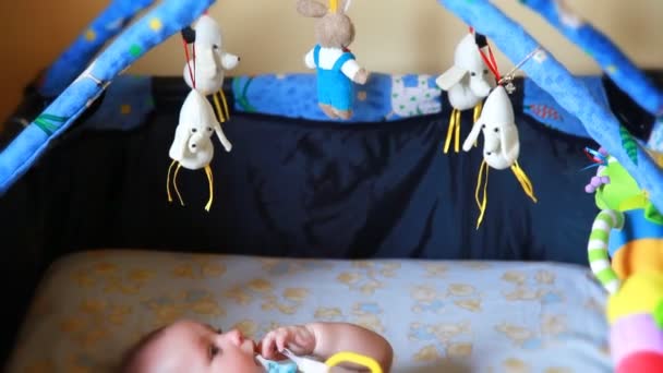 Pojke leker med leksaker — Stockvideo
