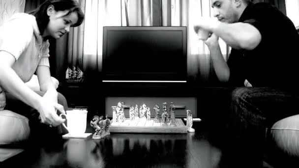 Мужчина и женщина играют в шахматы — стоковое видео