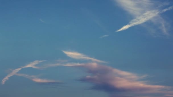 Wolken ziehen am Himmel auf — Stockvideo