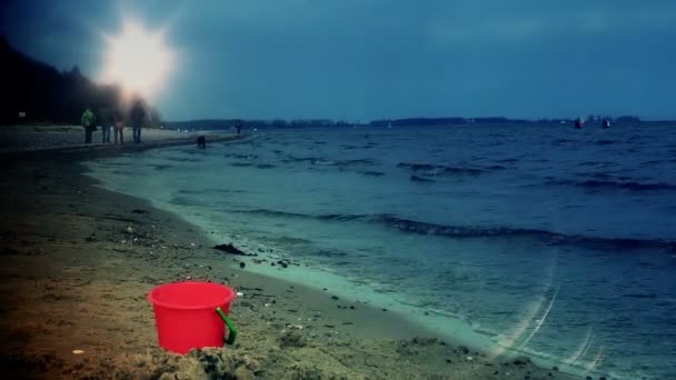 Menschen am Strand zu Fuß — Stockvideo