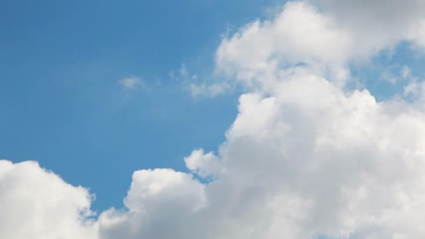 Nuages se déplaçant sur le ciel 