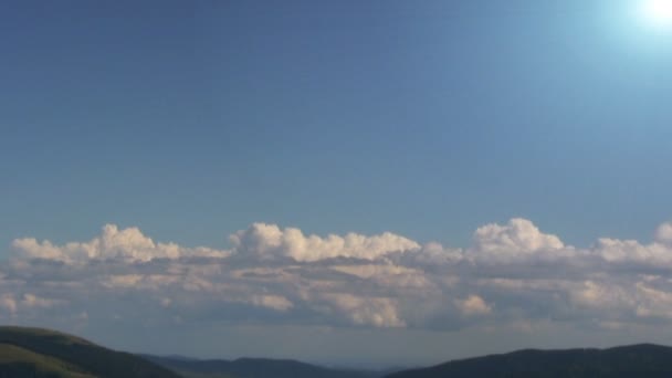 Wolken boven berg verplaatsen — Stockvideo