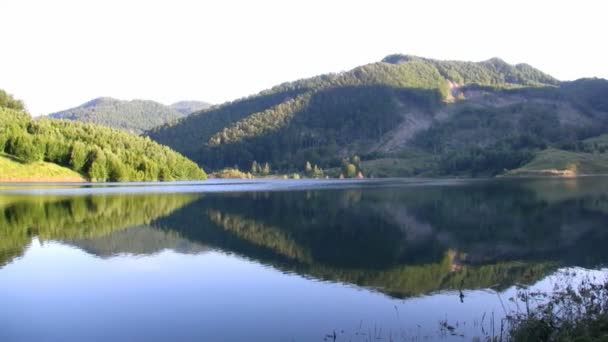 Hombre pescando en el lago — Vídeo de stock