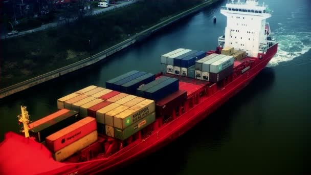 Vrachtschip gevuld met containers — Stockvideo