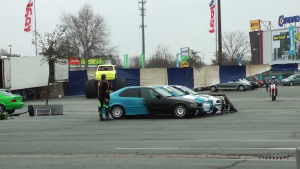 Rendimiento de la motocicleta en espectáculo de acrobacias — Vídeo de stock