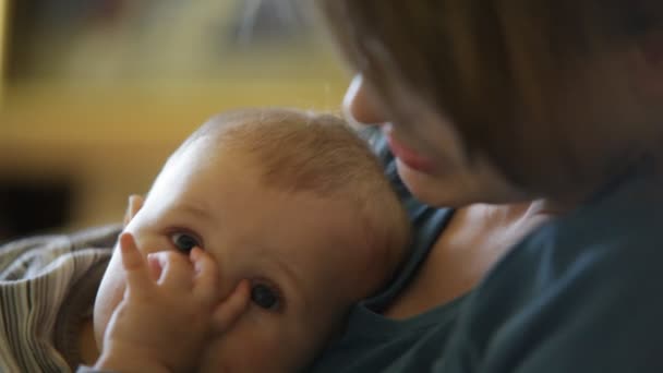 Niño y madre juntos — Vídeos de Stock