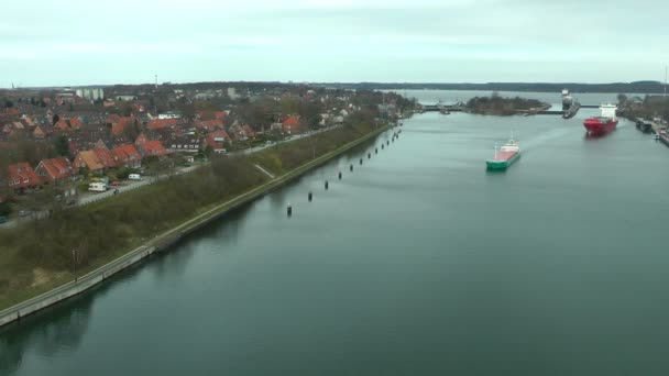 Navios de carga em Kiel Canal — Vídeo de Stock