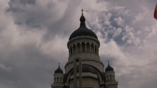 Iglesia con cielo nublado sobre fondo — Vídeo de stock