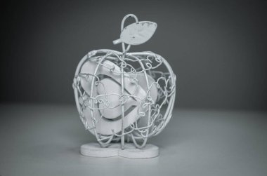 Beyaz telli elma ve beyaz masada beyaz kalp