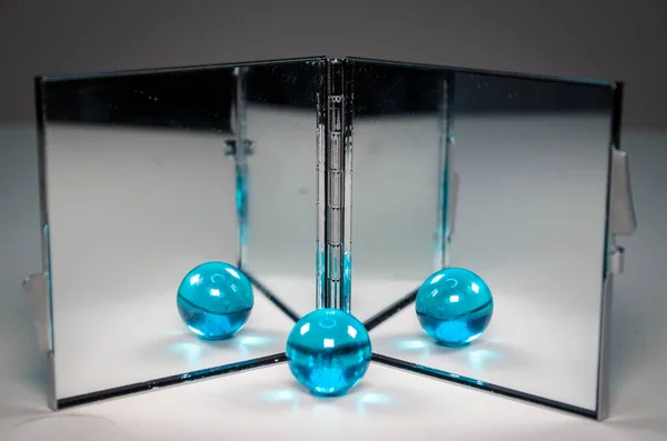 Beyaz masada cam top ve ayna.