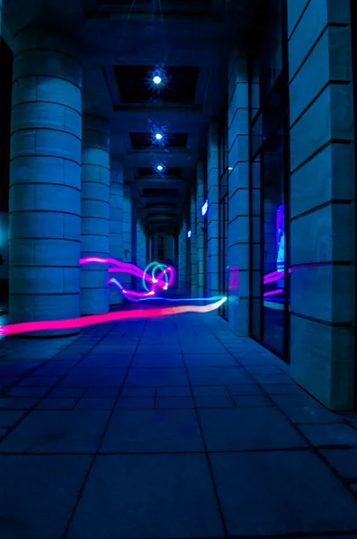 Gece çekilmiş bir fotoğraf, ışık çizgisi, uzun pozlama.