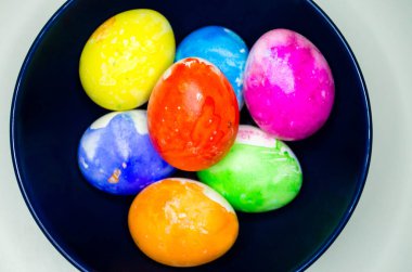 Mavi tabakta renkli yumurtalar