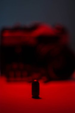 Karanlık bir odada, aydınlık ve fişekli eski bir kamera