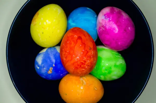 青いプレートの上の色の卵 — ストック写真