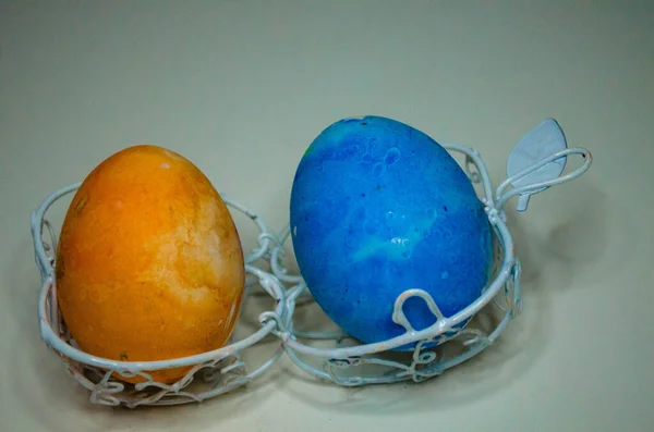 Two Colored Eggs White Wire Stand — Stock Photo, Image