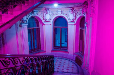 Işıklı vitray merdiven, gece çekilmiş fotoğraf.
