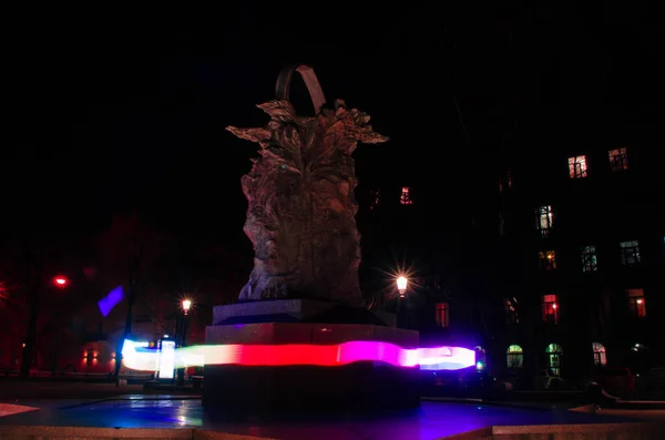 Statue Nuit Dans Ville Avec Lumière Longue Exposition — Photo