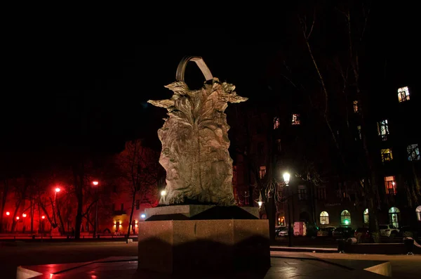 Statue Nuit Dans Ville Avec Lumière — Photo