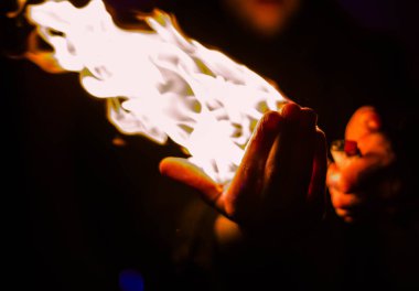 El ateşte, fotoğraf gece çekilmiş.