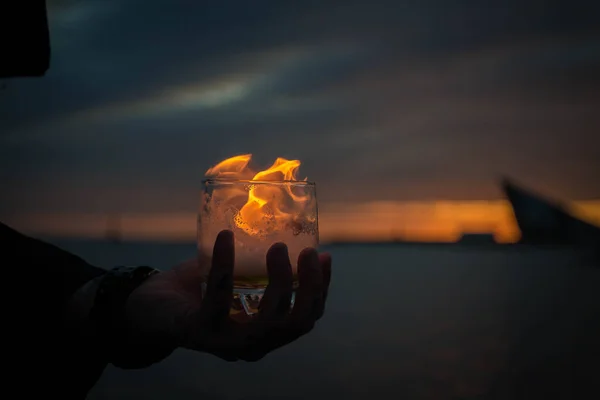 Verre Avec Feu Sur Fond Coucher Soleil — Photo