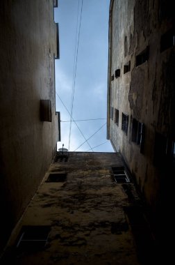 Avlu iyi, fotoğraf öğleden sonra aşağıda.