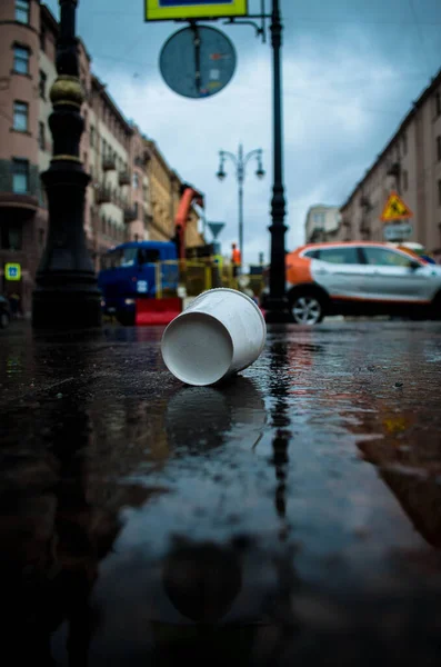 Bir fincan kahve, yerde, arka planda bir inşaat alanı.