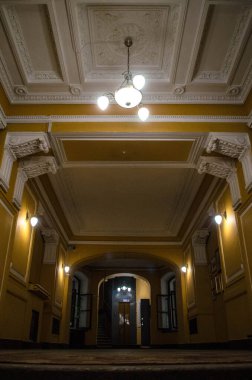 Eski klasik merdiven, sarı ışıkta.