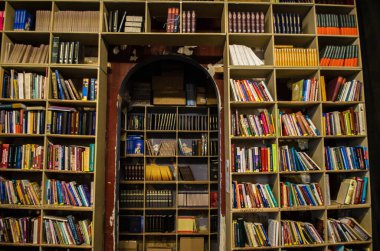 kitaplarla dolu, açılışın ortasında.