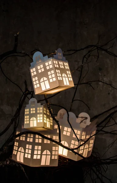 Kağıttan ağaç evler, arka ışıklandırma.