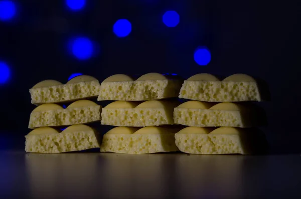 Beyaz masada beyaz çikolata.