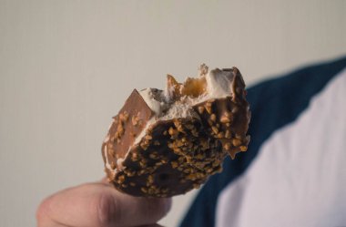 Çikolatalı ve fındıklı dondurma.