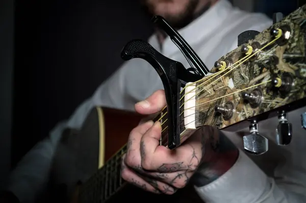 Mann Spielt Akustische Gitarre — Stockfoto