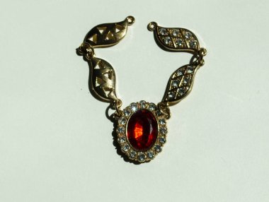 Metal ve değerli taşlardan yapılmış mücevherler.