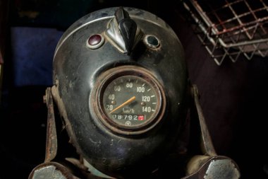 Eski motosiklet garajda.