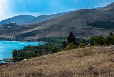 Dağlardaki eski tapınak, öğleden sonraları fotoğraf.