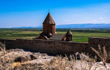 Dağlardaki eski tapınak, öğleden sonraları fotoğraf.