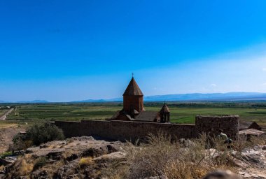 Dağlardaki eski tapınak, öğleden sonraları fotoğraf.