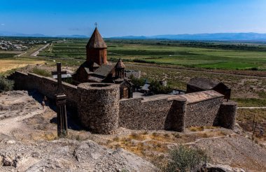 Dağlardaki eski tapınak, öğleden sonraları fotoğraf.