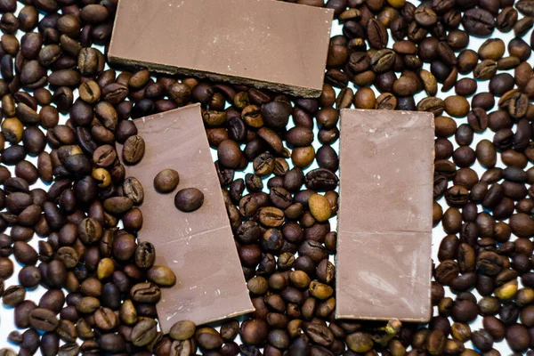 Schokoladentafeln Und Kaffeebohnen — Stockfoto