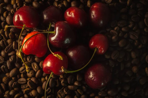 Kiraz ve kahve çekirdeği.