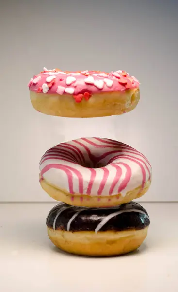 Çörekler, beyaz masada fotoğraf.