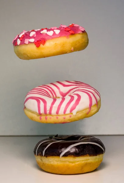 Çikolatalı, vanilyalı ve vişneli çörekler masaya uçuyor.