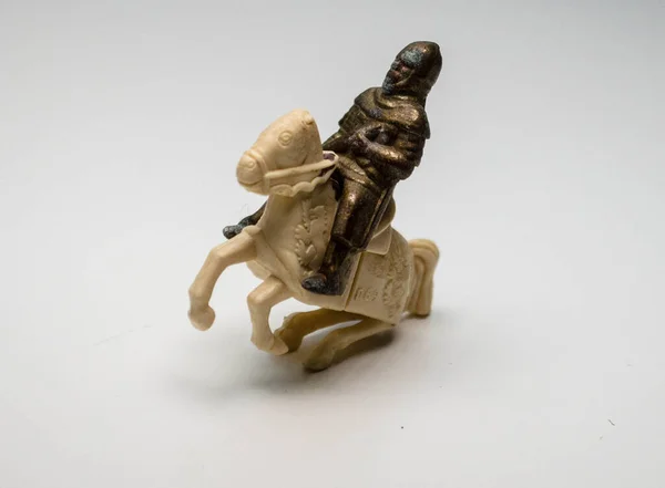 Alüminyumdan heykelcikler, beyaz bir masada fotoğraf.