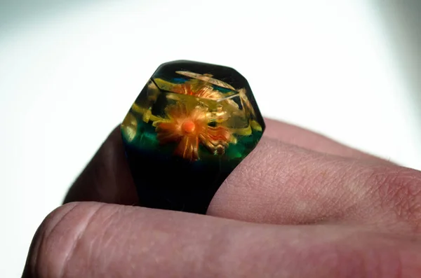 Anello Plastica Polimerica Con All Interno Fiore — Foto Stock