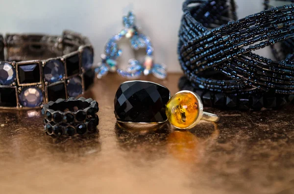 Alte Metallringe Mit Edel Und Mineralsteinen Alte Armbänder Und Halsketten — Stockfoto