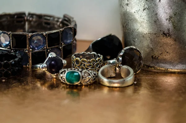 Alte Metallringe Mit Edel Und Mineralsteinen Alte Armbänder Und Halsketten — Stockfoto