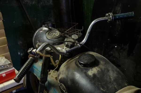 Eski motosiklet garajda.