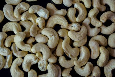 Ceviz, karanlık bir yüzeyde fotoğraf. 